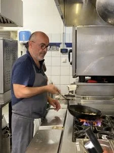 Le Chef dans les cuisines du restaurant La Lucciola