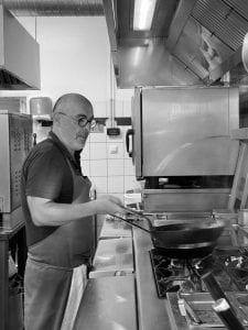 Le Chef dans les cuisines du restaurant La Lucciola