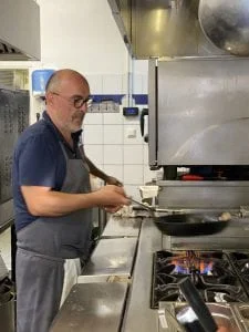 Le Chef dans les cuisines du restaurant La Lucciola