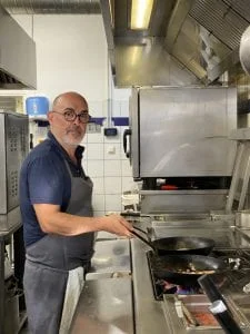 Le Chef dans les cuisines du restaurant La Lucciola
