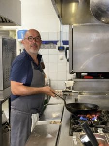 Le Chef dans les cuisines du restaurant La Lucciola