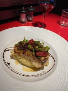 Cabillaud rôti à la plancha, vinaigrette d'olives noires et écrasé de pommes de terre