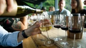 vins de table rouge rosé champagne blanc servis à table