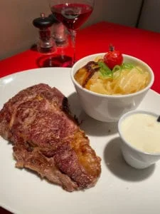 Entrecôte de boeuf 300g grillée aux herbes, avec gratin de pommes de terre et sauce gorgonzola un délice !