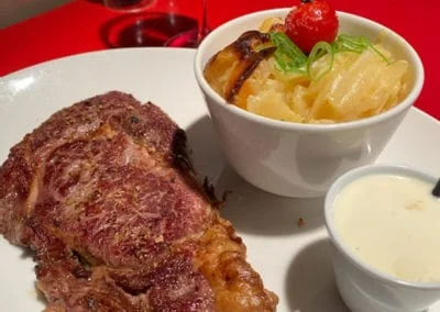 Entrecôte de boeuf 300g grillée aux herbes, avec gratin de pommes de terre et sauce gorgonzola un délice !