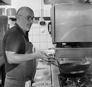 Le chef de la Lucciola dans sa cuisine avec ses casseroles