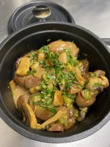Rognons de veau en cocotte, jus de viande Origine France. Cannelloni aux champignons