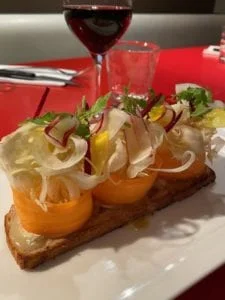 Pain grillé et chèvre de Rocamadour, légumes croquants à la vinaigrette de miel