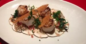 Carpaccio de Cépes et Saint Jacques rôties avec sa vinaigrette de noisette