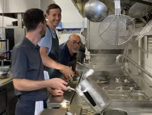 Le chef de la Lucciola dans sa cuisine avec son équipe