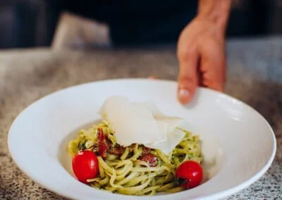 Plat de pâtes fraîches, tomates et parmesan