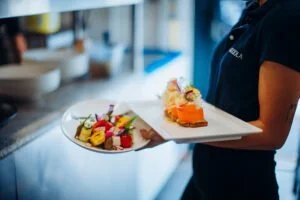 Entrées légumes et saumon portées sur unbras