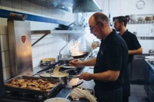Le chef et son second aux fourneaux