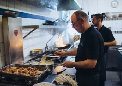 Le chef et son second aux fourneaux