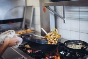 Poêle remuée avec des petits légumes frais