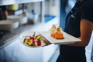 Entrées légumes et saumon portées sur unbras