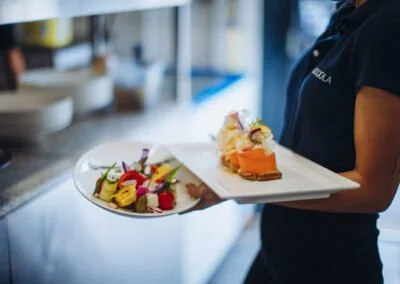 Entrées légumes et saumon portées sur unbras
