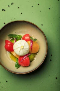 Entrée Salade de tomate et burrata au basilic