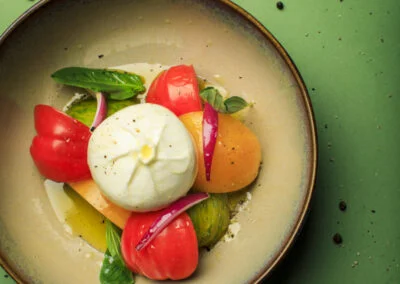 Entrée Salade de tomate et burrata au basilic