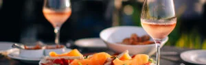 deux verres et antipasti sur une table en terrasse