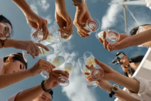 Toast de 10 personnes au champagne en plein air