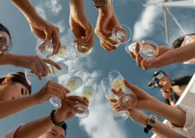Toast de 10 personnes au champagne en plein air