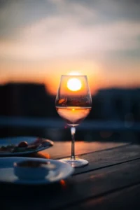 Photo du coucher du soleil à anglet le soleil passe derrière un verre de vin rosé